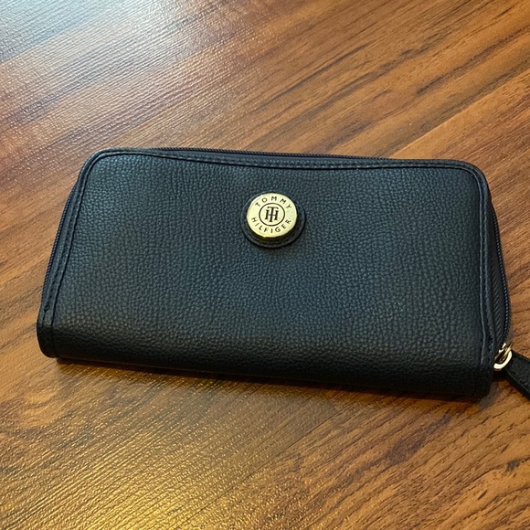 Tommy Hilfiger zip up wallet for women - Picture 1 of 3